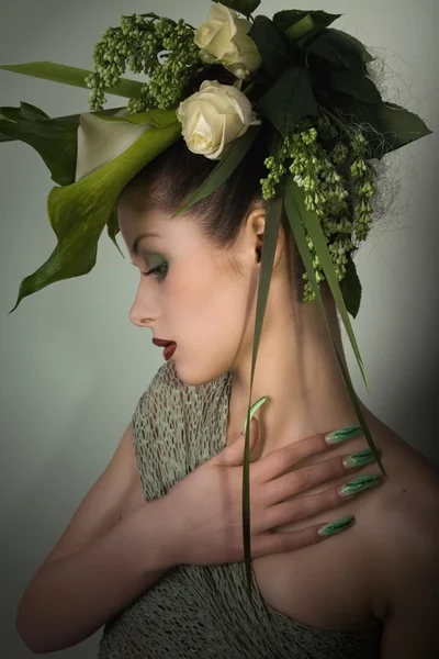 Brunette girl face with the flora on the head — Stock Photo, Image