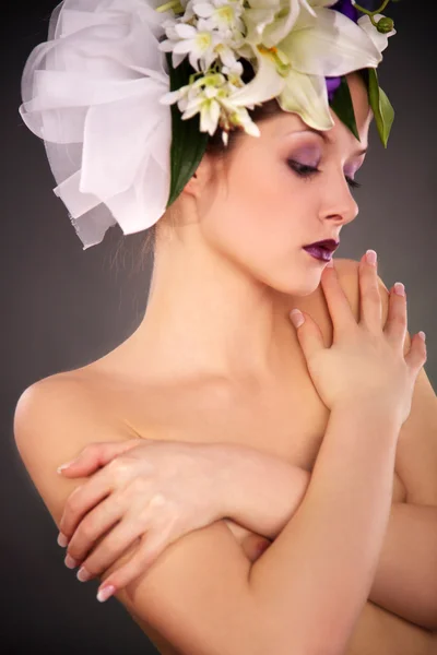 Fille blonde nue avec des fleurs — Photo