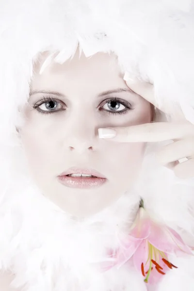 Ein Mädchen im weißen Pelz mit einer Blume — Stockfoto