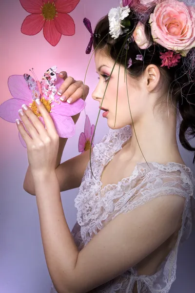 Brunette fille avec des fleurs sur la tête — Photo