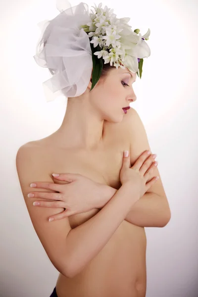 Menina loira nua com flores — Fotografia de Stock