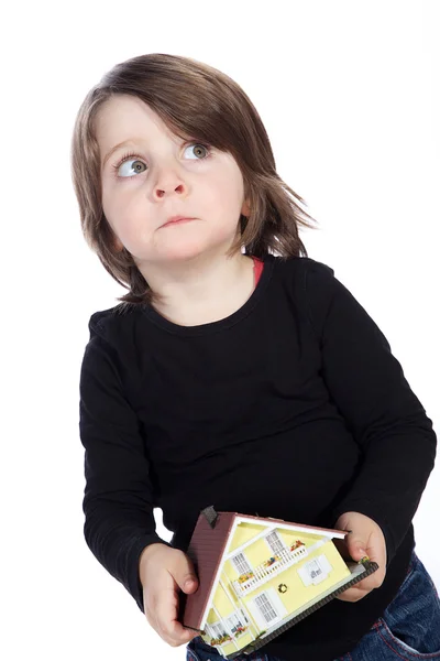 De kleine jongen met een speelgoed-huis — Stockfoto