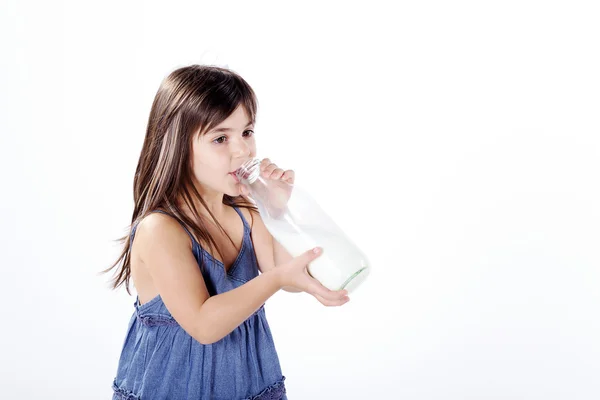 プラスチックびんのミルクを飲む女の子 — ストック写真