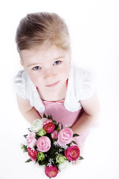 Liten flicka med en bukett blommor — Stockfoto