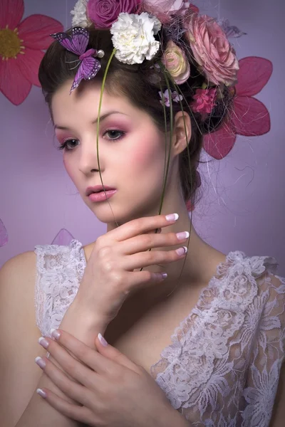 Brunette fille avec des fleurs sur la tête — Photo