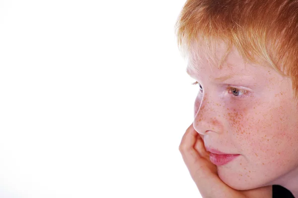 Niño pelirrojo sobre un fondo blanco —  Fotos de Stock