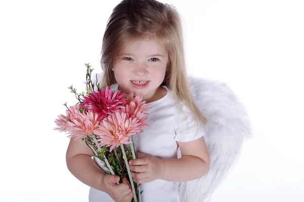 Bambina con ali d'angelo con un mazzo di fiori — Foto Stock