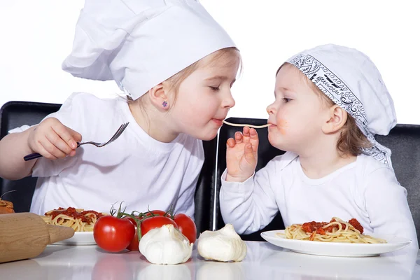 Duas meninas comendo espaguete — Fotografia de Stock