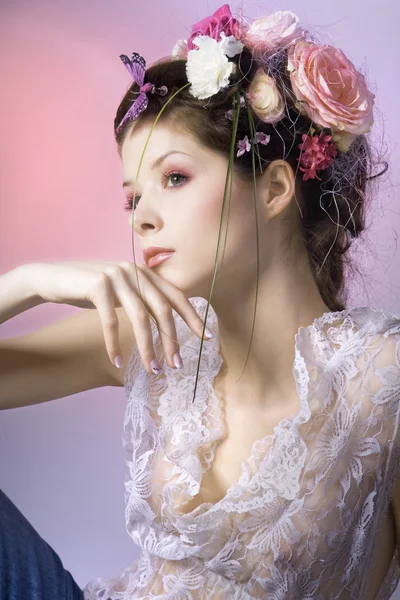 Brunette fille avec des fleurs sur la tête — Photo