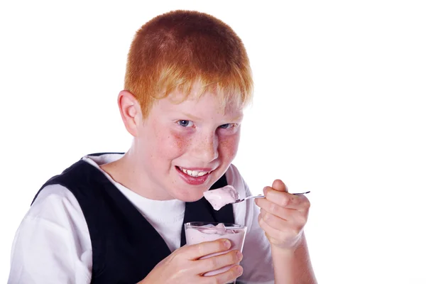 Roodharige jongen eten van ijs — Stockfoto