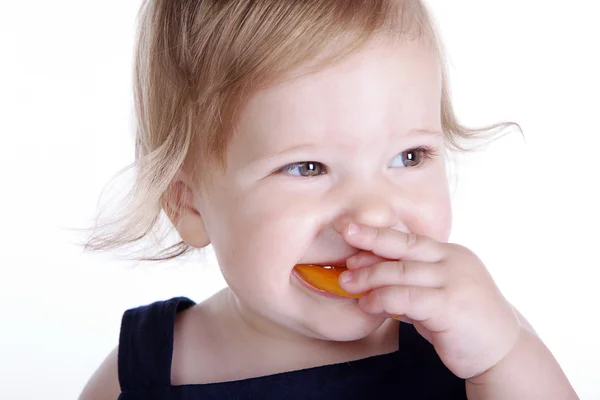 Het kleine meisje iets te eten — Stockfoto