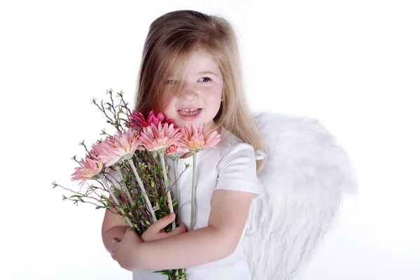 Melek kanatlı bir buket çiçek tutan küçük kız — Stok fotoğraf