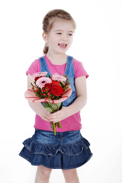 Bambina con un mazzo di fiori — Foto Stock