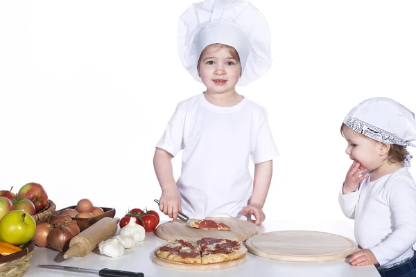 Zwei kleine Mädchen bereiten Pizza zu — Stockfoto