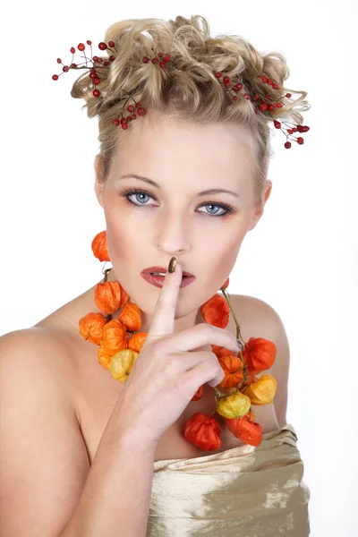 Blondes Mädchen mit getrockneten Pflanzen zeigt das Zeichen — Stockfoto