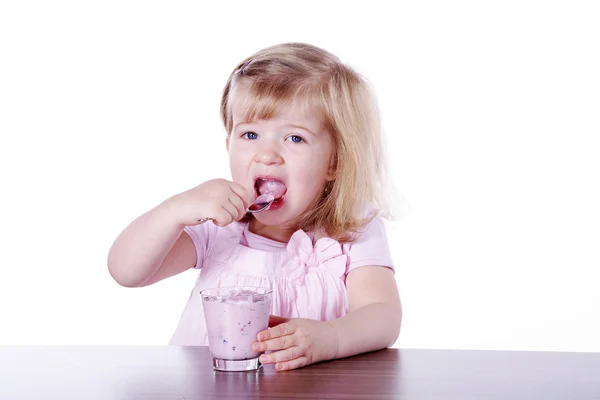 Menina comendo sorvete — Fotografia de Stock