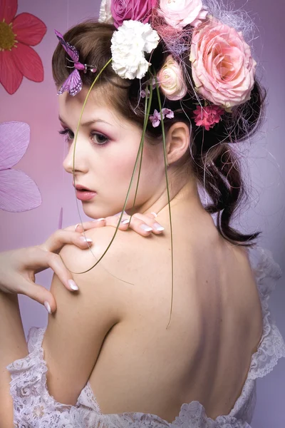 Brunette fille avec des fleurs sur la tête — Photo