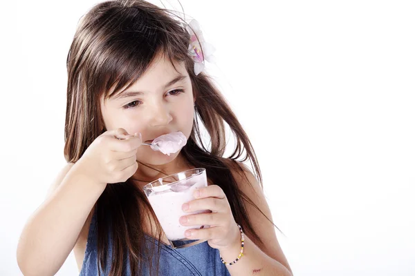 Mała dziewczynka jedząca lody — Zdjęcie stockowe