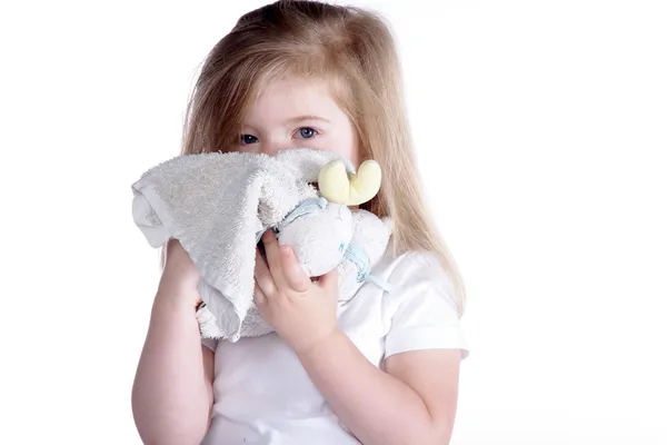 Kleines Mädchen mit einem Handtuch in der Hand — Stockfoto