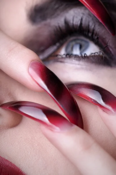 The girl's face with long nails — Stock Photo, Image