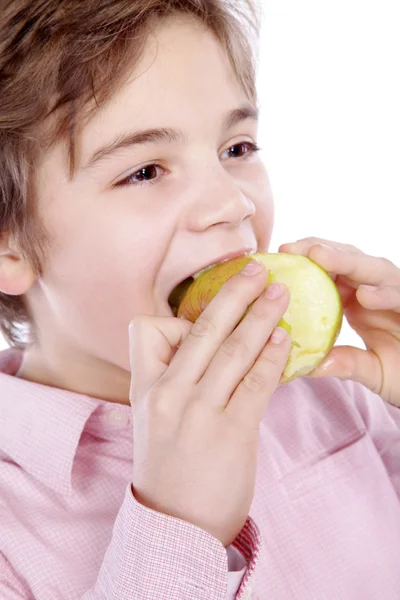 Lilla pojken äta ett äpple — Stockfoto