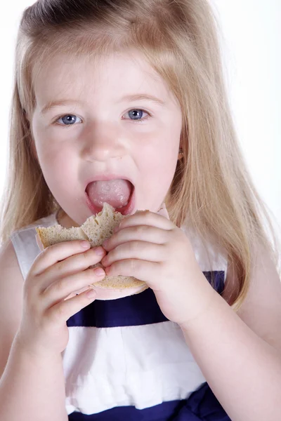 Küçük kız bir sandviç yiyor — Stok fotoğraf