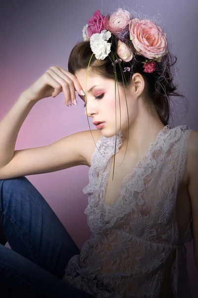 Brunetka dziewczynka z kwiatów na głowie — Zdjęcie stockowe