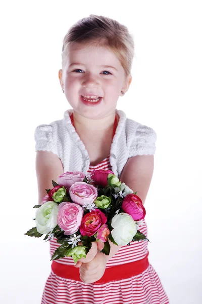 꽃다발을 들고 있는 어린 소녀 — 스톡 사진