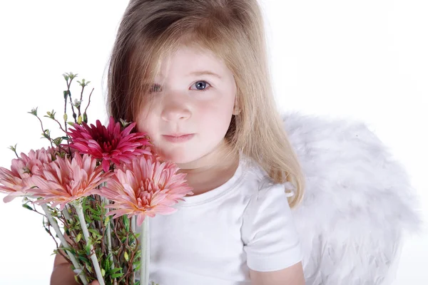 天使的翅膀拿一束鲜花的小女孩 — 图库照片
