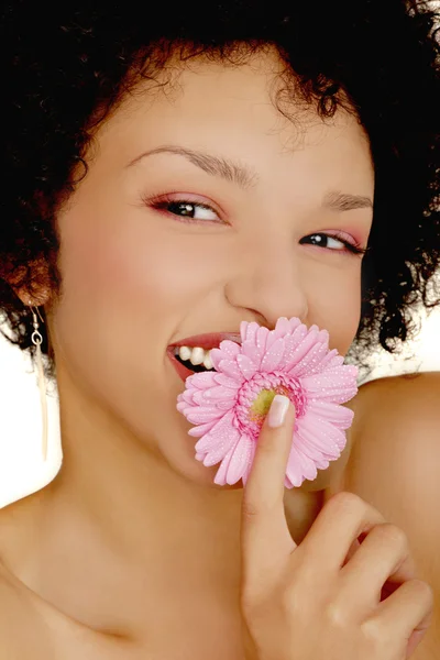 Chica africana con una flor rosa — Foto de Stock