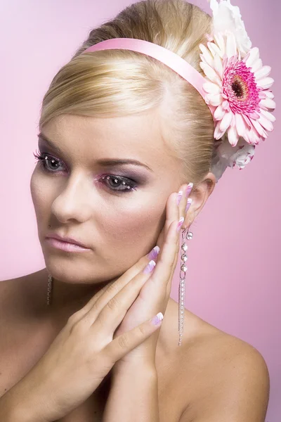 Ragazza bionda nuda con fiori — Foto Stock