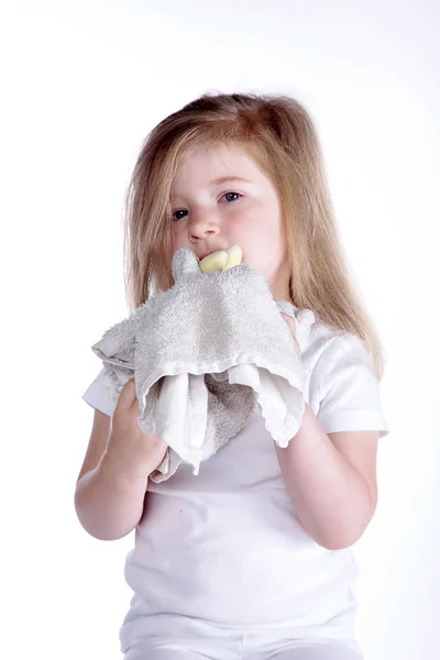 Liten flicka med en handduk i handen — Stockfoto