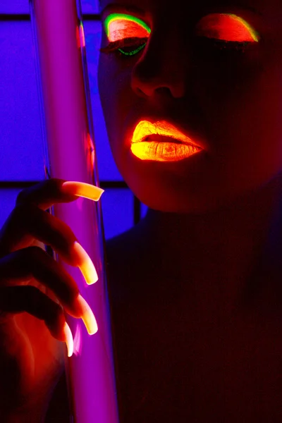女孩在紫外线口气 — 图库照片
