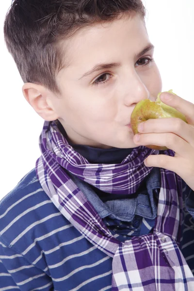 Malý chlapec jíst jablko — Stock fotografie