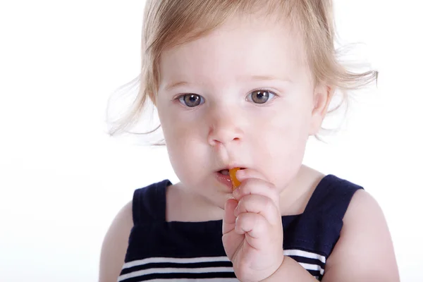 Das kleine Mädchen etwas zu essen — Stockfoto