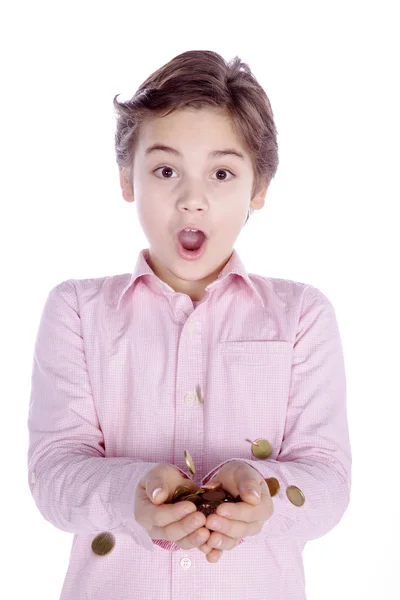 En liten pojke som håller ett mynt i händerna — Stockfoto