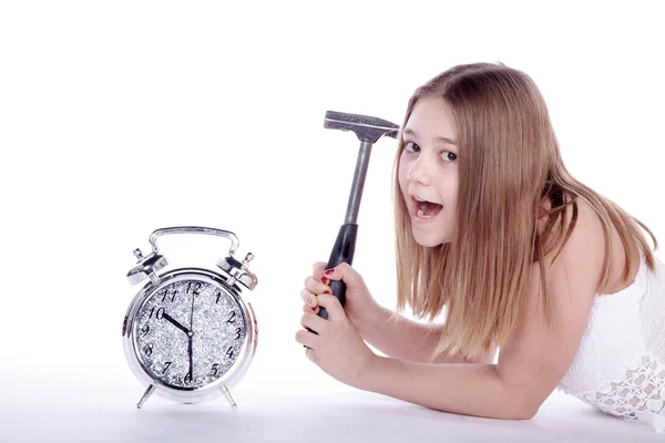 Niña con un martillo rompe despertador — Foto de Stock