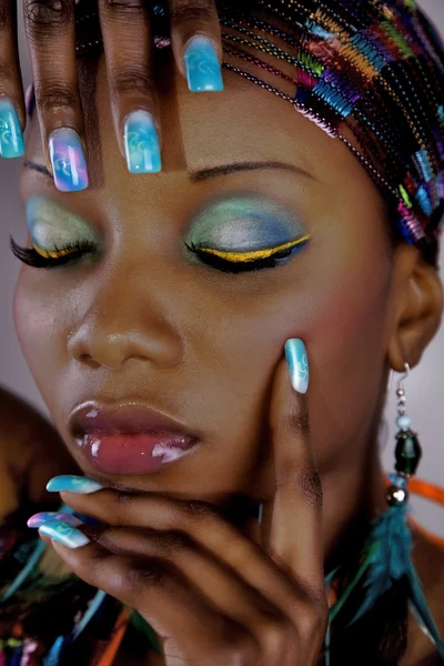 Rosto da menina Africano com unhas longas — Fotografia de Stock