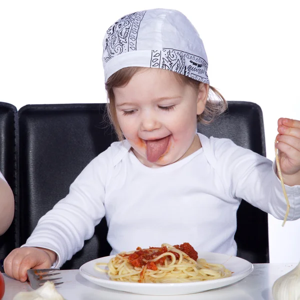 Meisje dat spaghetti eet — Stockfoto