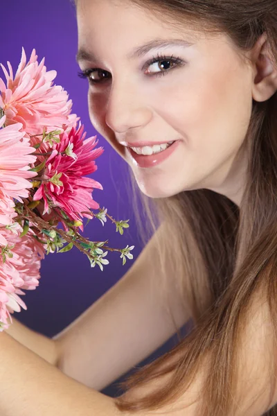 Glückliches kleines Mädchen mit einem Blumenstrauß — Stockfoto