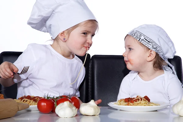 Duas meninas comendo espaguete — Fotografia de Stock
