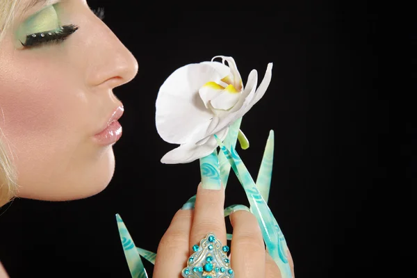 Menina loira com orquídea branca — Fotografia de Stock