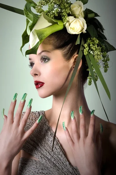 Arte ragazza bruna con la flora — Foto Stock