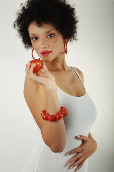 Afrikaanse meisje met tomaten — Stockfoto