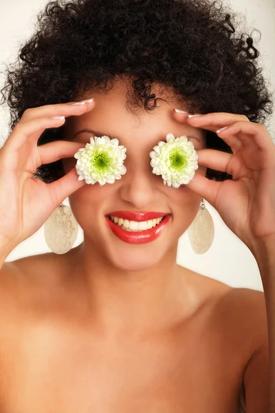 Fille africaine avec deux fleurs — Photo