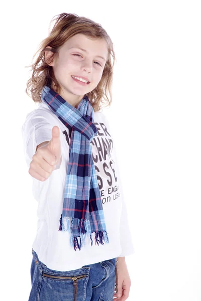 Ein kleiner Junge mit einem Schal, der Zeichen zeigt — Stockfoto