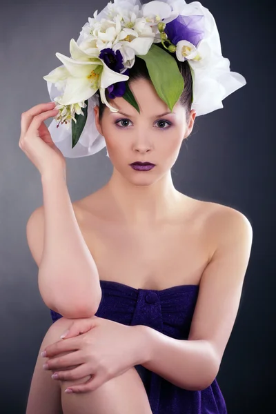 Konst brunett tjej med flora — Stockfoto