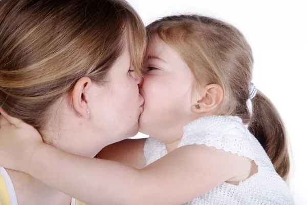 Madre e hija besándose —  Fotos de Stock