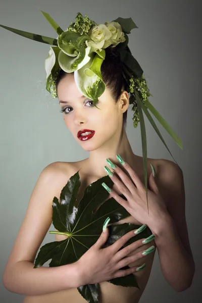 艺术与植物区系的黑发女孩 — 图库照片