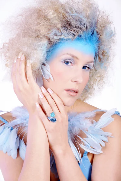 Blondynka z niebieski pomalowana twarz — Zdjęcie stockowe